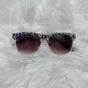 Daisy sunglasses by Claire’s